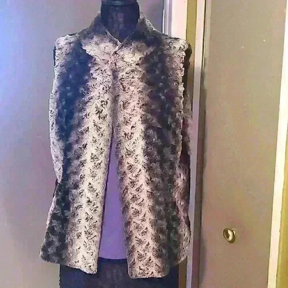Adrienne Vittadini Faux Fur Vest - Picture 1 of 4